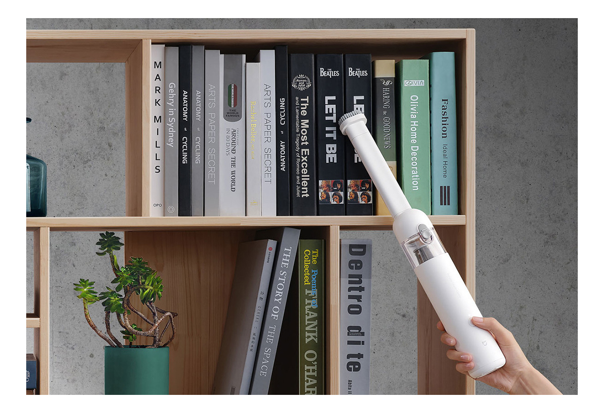 Απεικονίζεται το επαναφορτιζόμενο σκουπάκι κατα τη χρήση του 